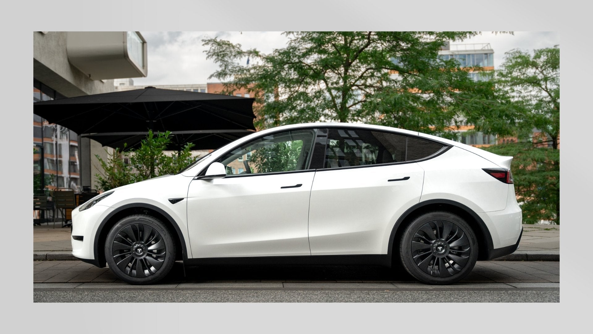 Black accessories hubcaps for the Tesla Model 3/Y you can find in