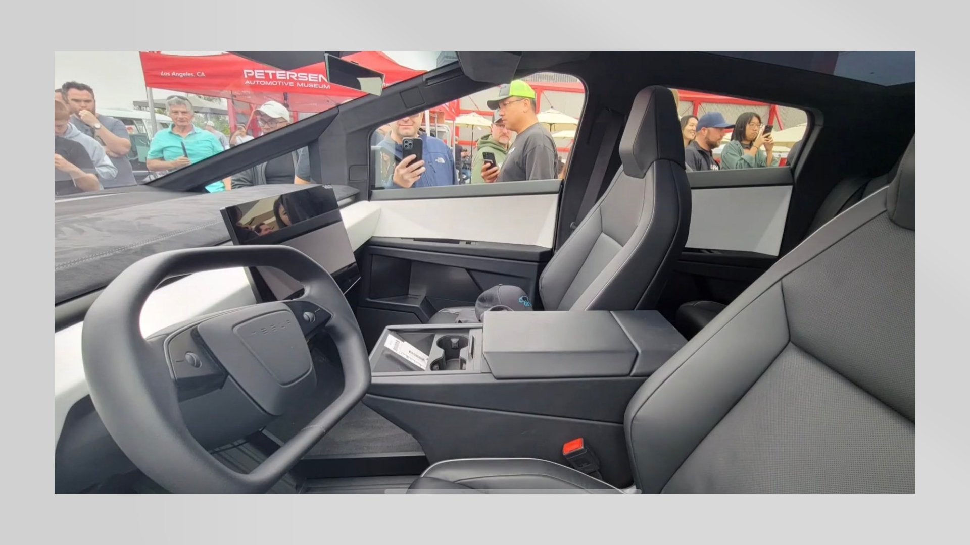 Auf einer E-Auto-Show in Kalifornien zeigt Franz von Holzhausen einen seriennahen Tesla Cybertruck. - Shop4Tesla