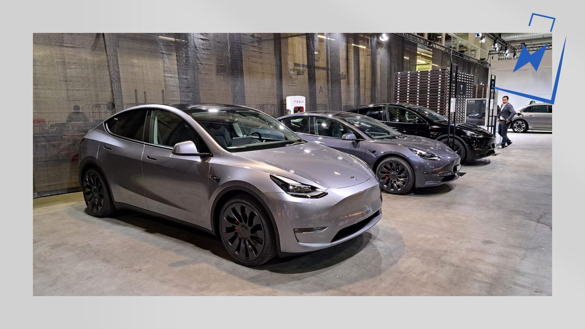 Erstes Tesla Model Y in Quicksilver auf der "Auto Zürich" Messe! Direkter Vergleich zum Midnight Silver Metallic. - Shop4Tesla