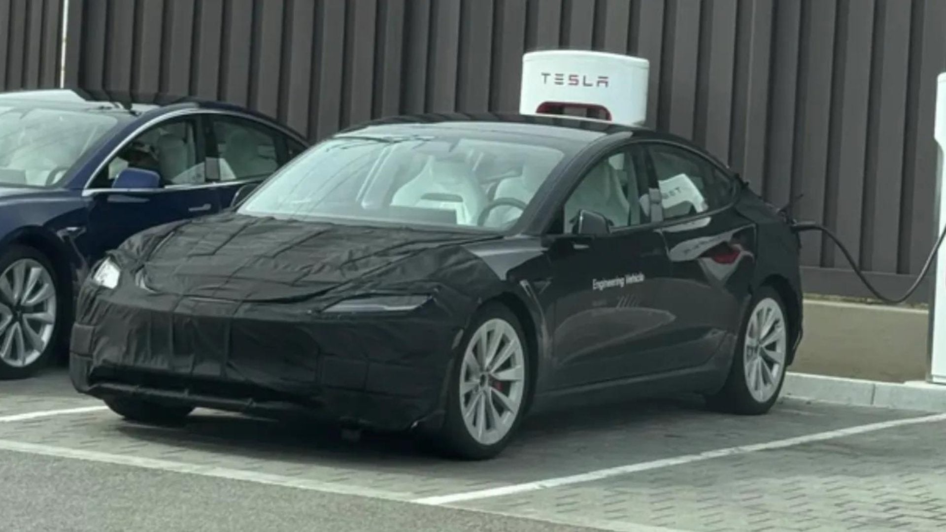 Sichtung des neuen Tesla Model 3 Performance mit neuen Sitzen - Shop4Tesla