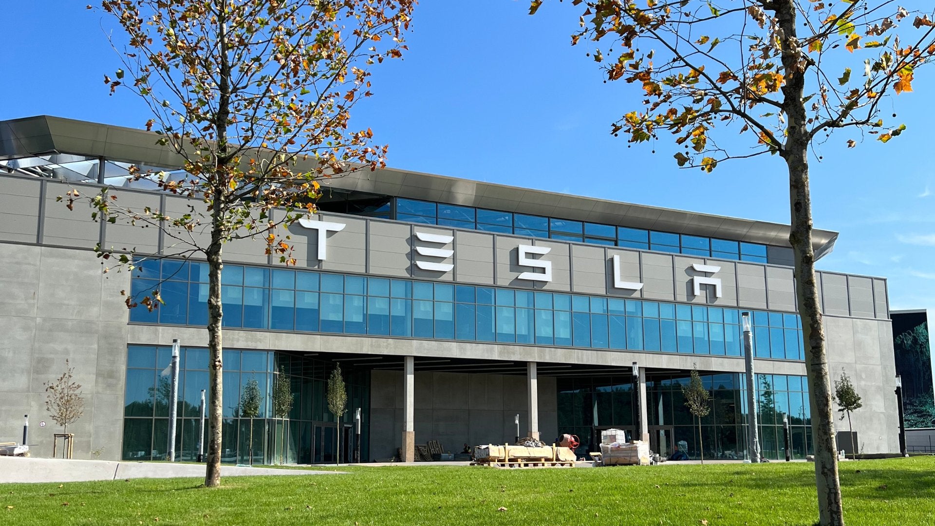 Tesla nimmt Produktion in der Gigafatory Grünheide wieder auf - Shop4Tesla