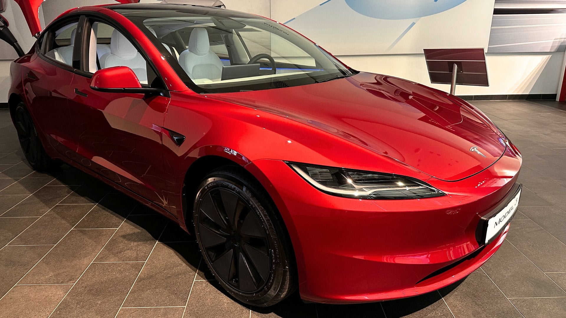 Tesla Schiff-Tracking - Erste Tesla Model 3 Highland auf dem Weg nach –  Shop4Tesla