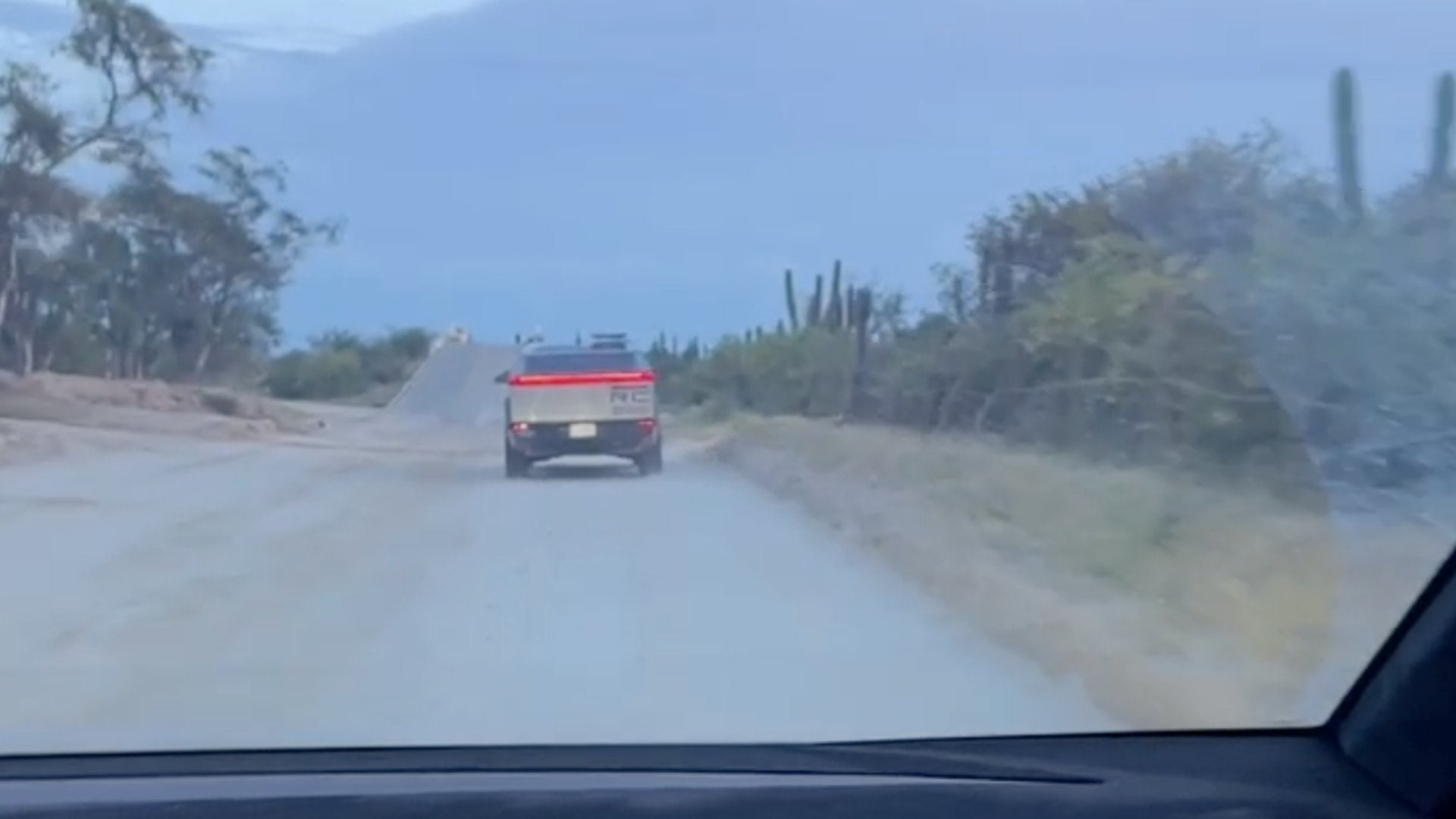 Tesla zeigt eine 7-minütige Off-Road-Fahrt mit einem Cybertruck in Baja - Shop4Tesla