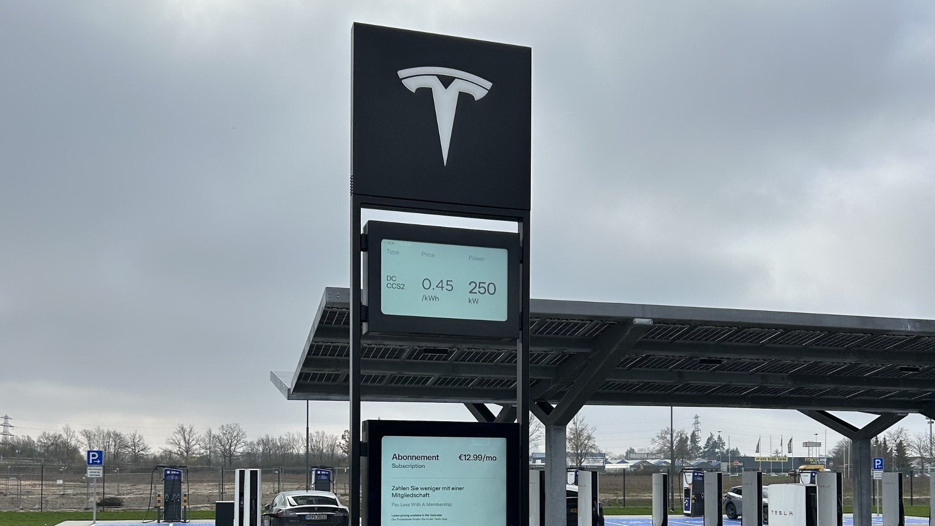 Transparentes Laden: Tesla Supercharger in Peine mit digitalen Anzeigetafeln - Shop4Tesla