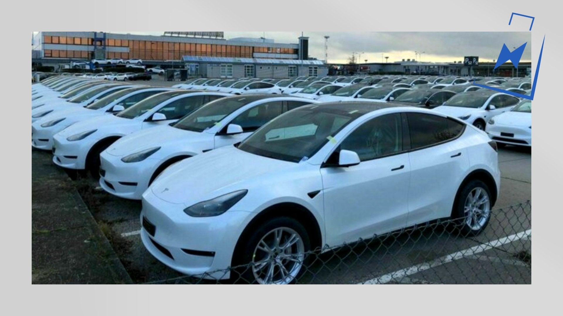 Was passiert mit den tausenden geparkten Tesla Model Y am Flughafen BER? - Shop4Tesla