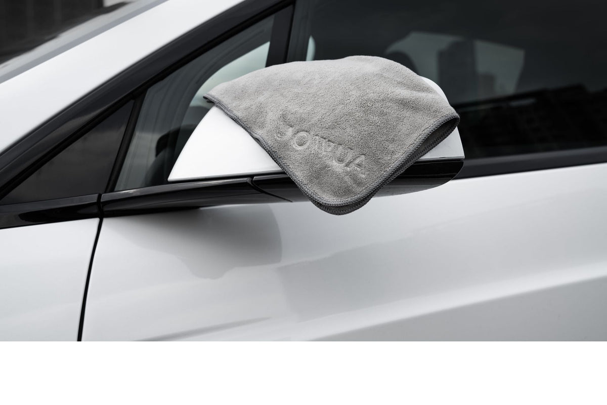 Chiffon en microfibre sur le rétroviseur extérieur d'un Tesla blanc