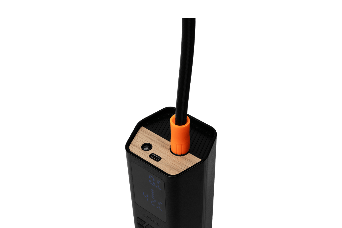 Részletes nézet a csatlakozásokról: USB-C töltőport és a szelep csatlakozójának tartója