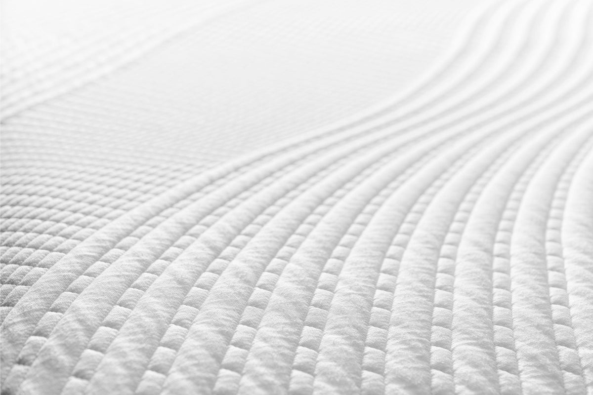 Nahaufnahme des gesteppten Tencel-Bezugs der Snuuzu Matratze