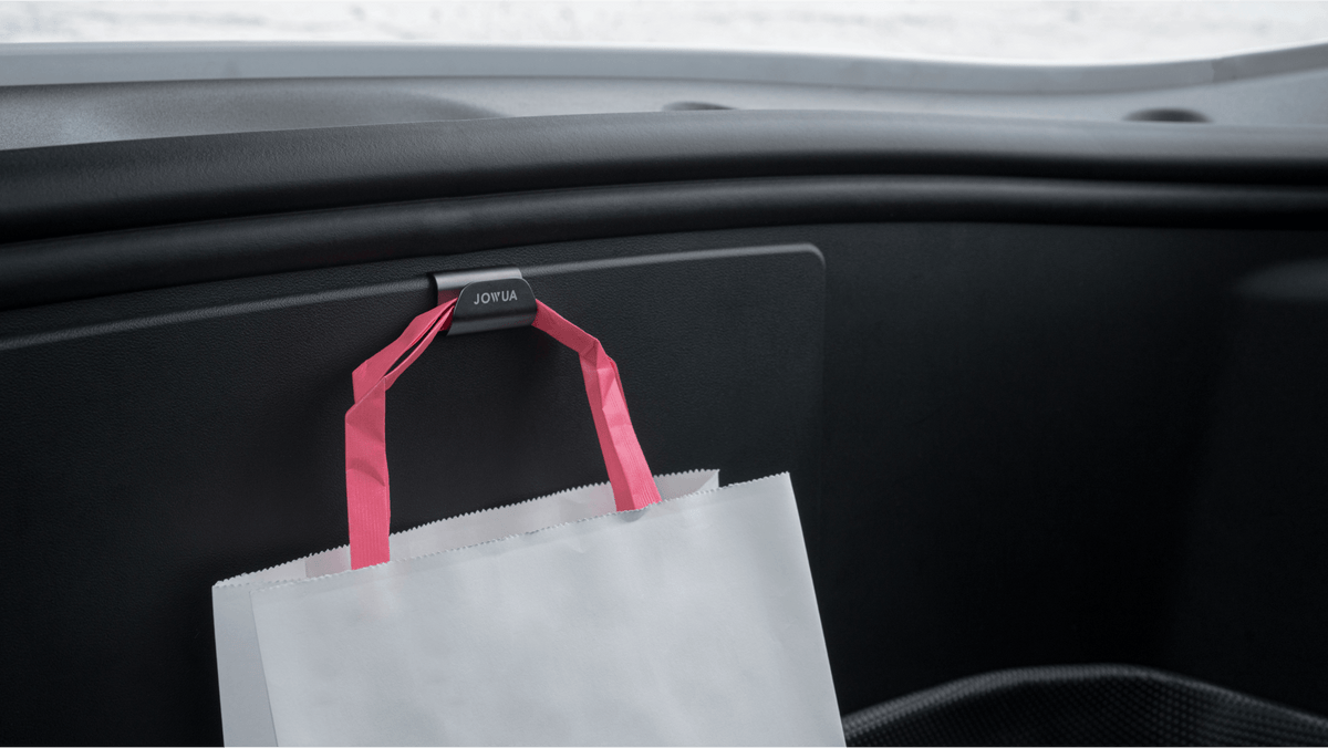 Papiertüte am Haken im vorderen Kofferraum