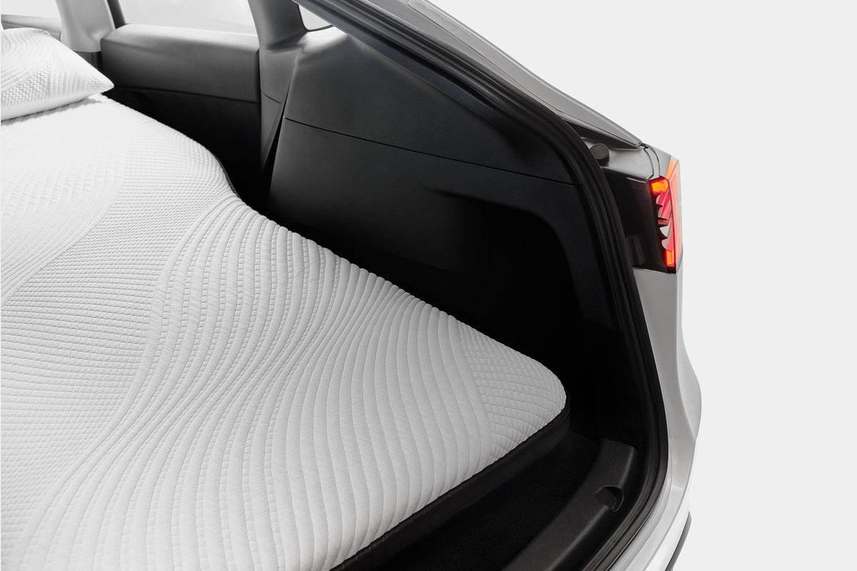 Snuuzu Matratze passgenau bis an die Heckklappe des Tesla Model Y