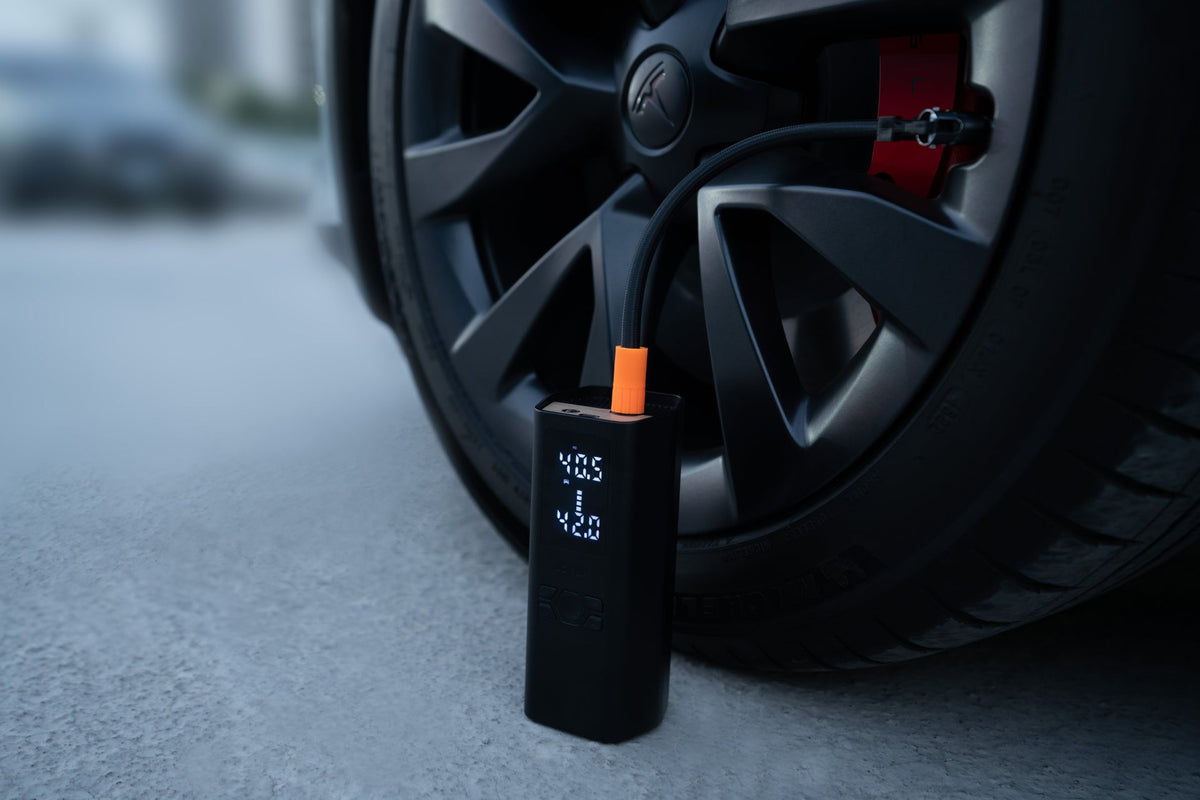 Légkompresszor egy Tesla kerekénél, rálátással a megvilágított nyomáskijelzőre