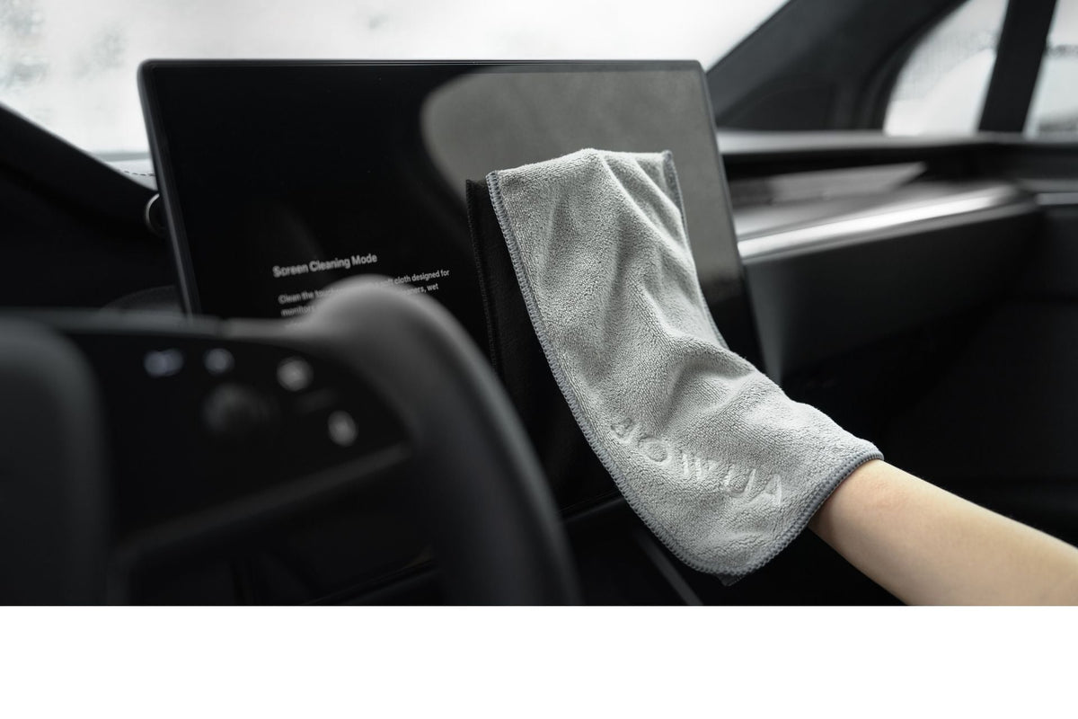 Nettoyage de l'écran tactile du Tesla avec le chiffon en microfibre en mode nettoyage d'écran
