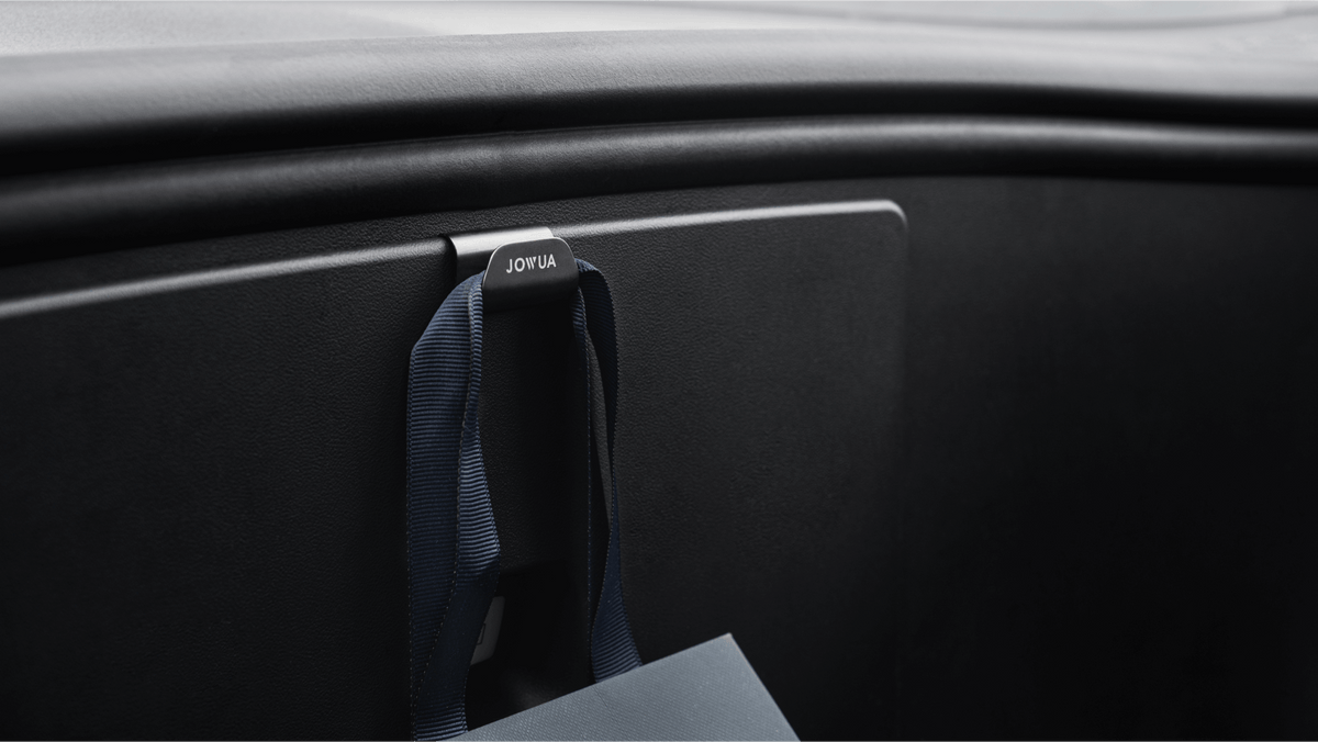 Stofftasche am Frunk-Haken aufgehängt