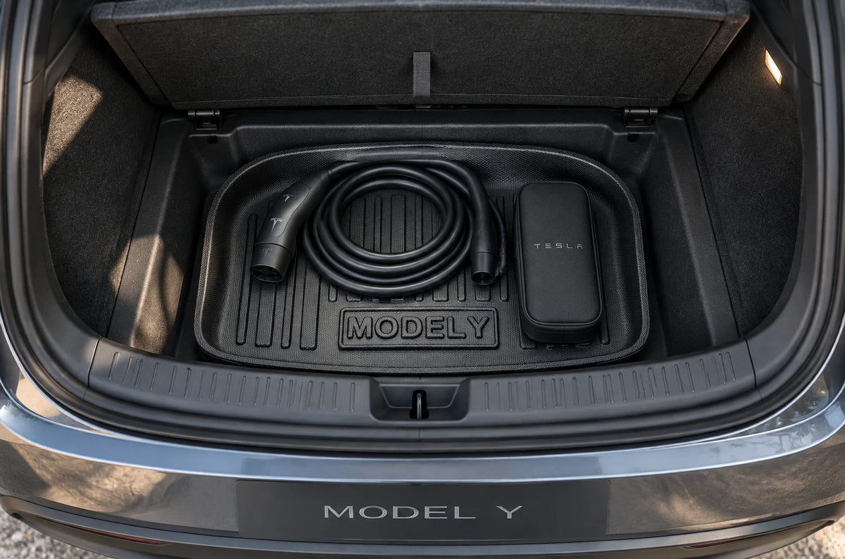 Gumowa mata do schowka na kable w Tesla Model Y